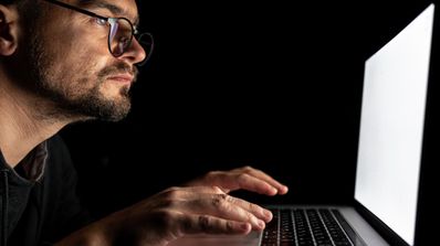 Windows 11 hombre mirando a una pantalla con brillo