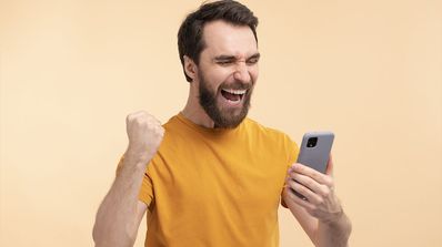hombre feliz con el móvil