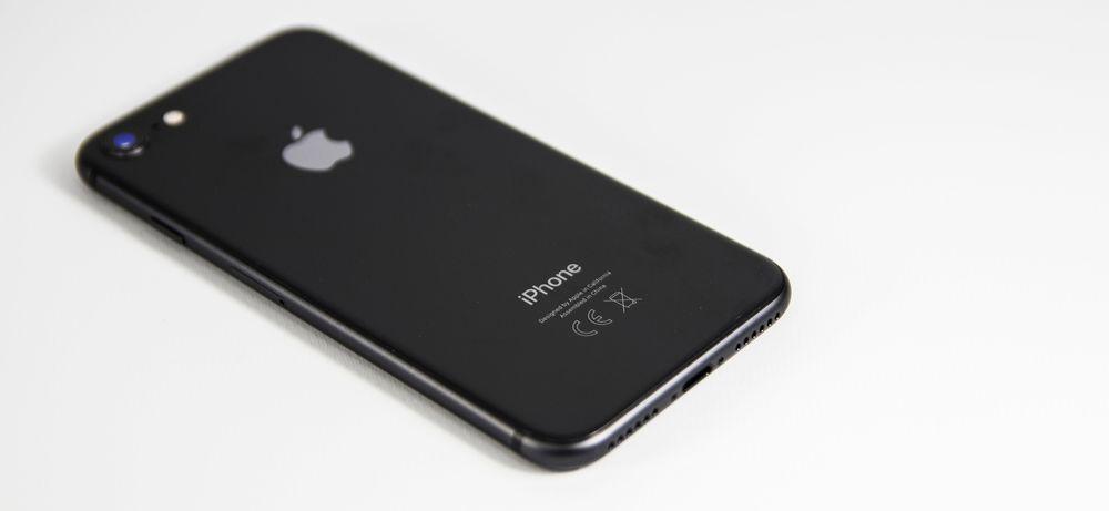 Un iPhone de Apple con la parte trasera visible
