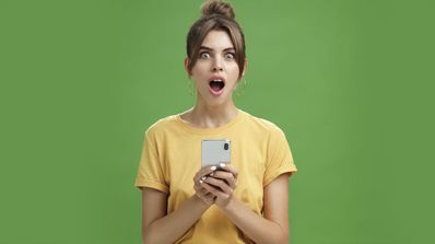 mujer con el móvil