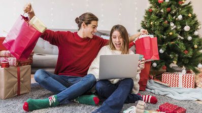 pareja con regalos