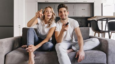 pareja con TV
