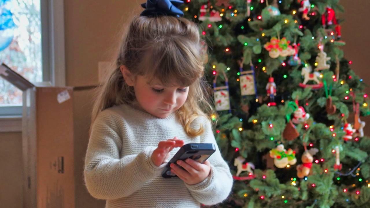 niña con telefono movil navidad