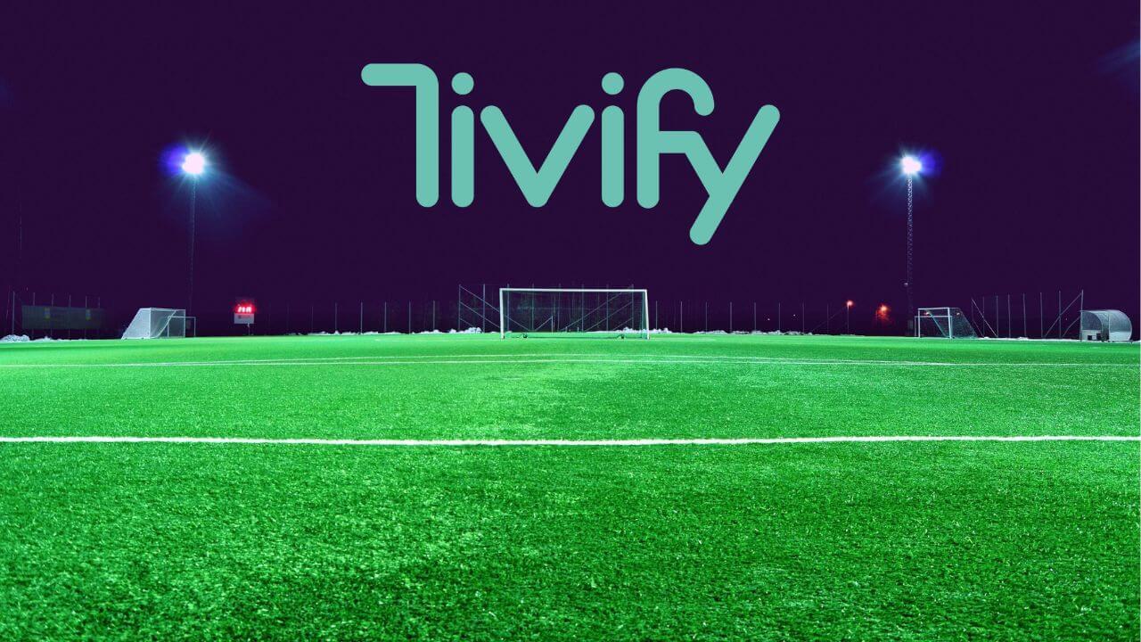 Campo de fútbol con el logo de Tivify