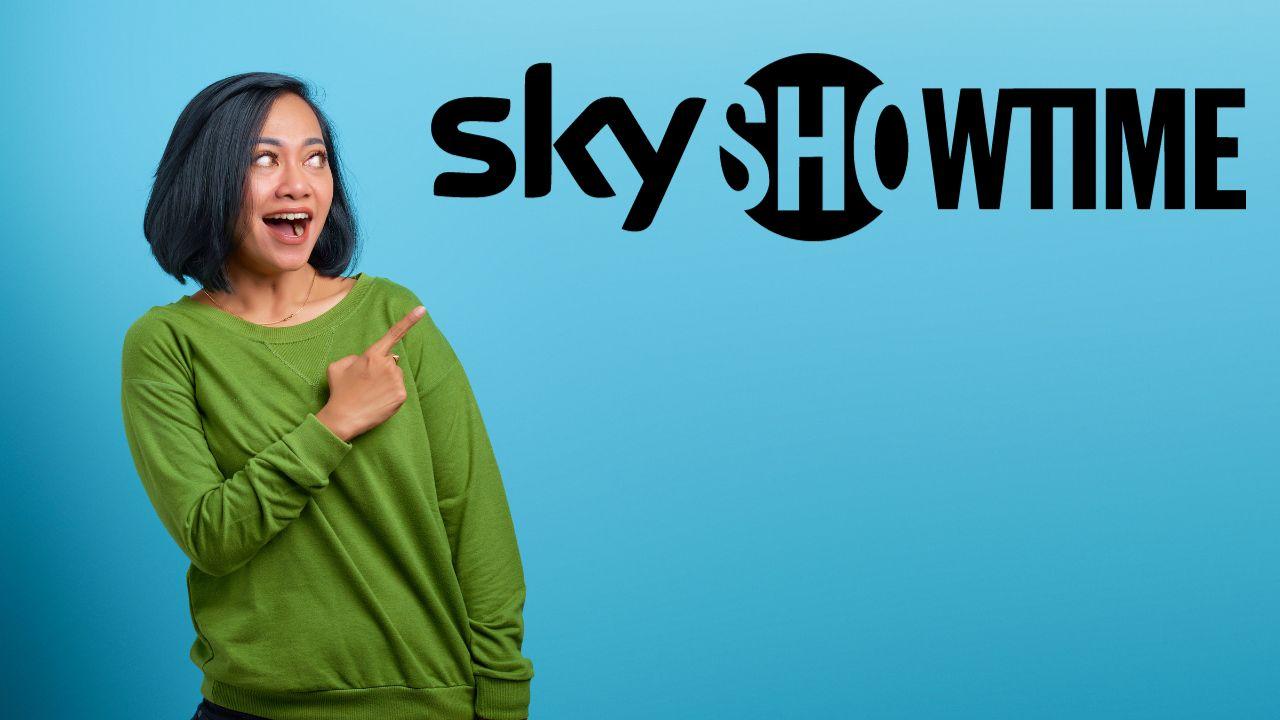 Una chica muy feliz apunta al logo de SkyShowtime
