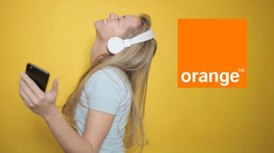 Chica escucha música con el móvil en la mano