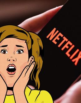 Chica animada con un móvil con Netflix en el otro lado