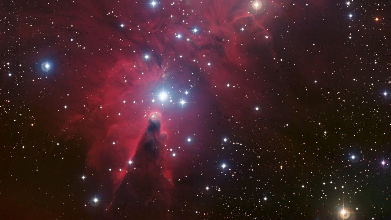 Grupo de estrellas rojas formando un cúmulo estelar
