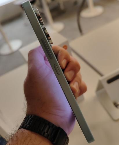Sujetando de lado el Xiaomi Redmi Note 13 Pro 5G