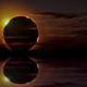 Un eclipse solar visto con un reflejo sobre el agua