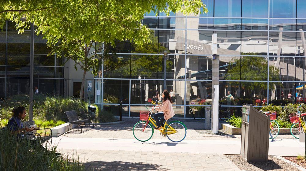 Un empleado de Google recorre el campus en bicicleta