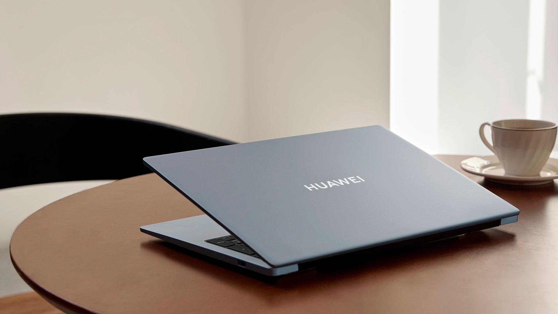 HUAWEI MateBook D 16 2024 negro sobre mesa de despacho