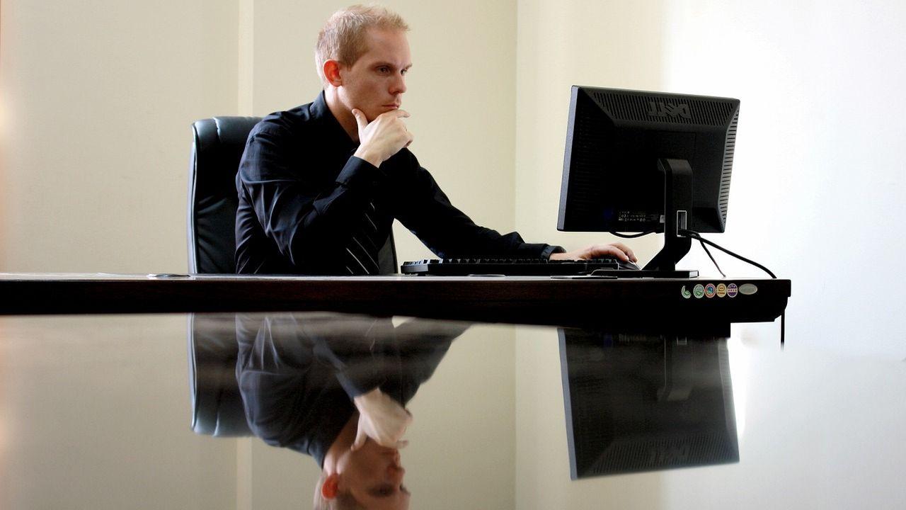 Un hombre delante del ordenador muy concentrado