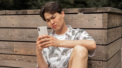 Hombre está molesto mientras mira su teléfono móvil