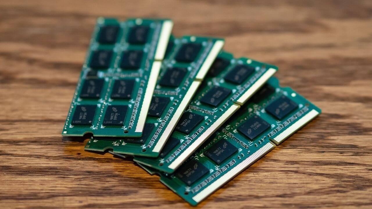 Varias unidades de memoria RAM para su instalación