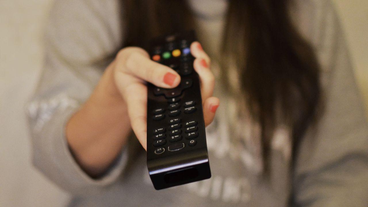 Una usuaria prueba un nuevo servicio de TV con su mando