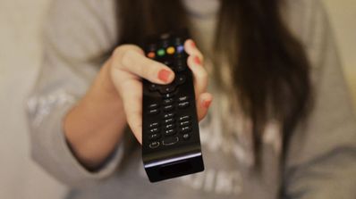 Una usuaria prueba un nuevo servicio de TV con su mando