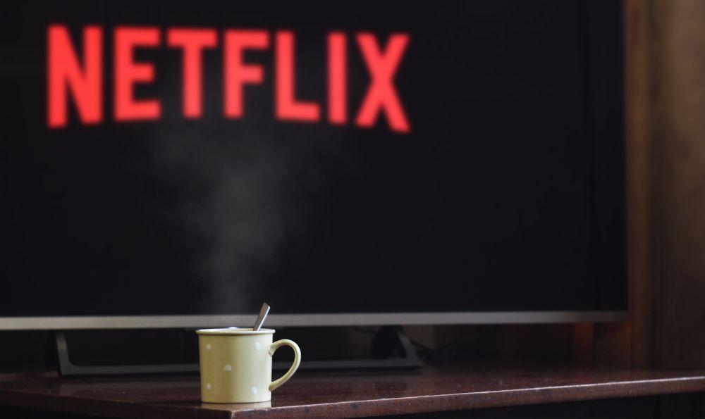 Una Smart TV con Netflix y un café en la mesa