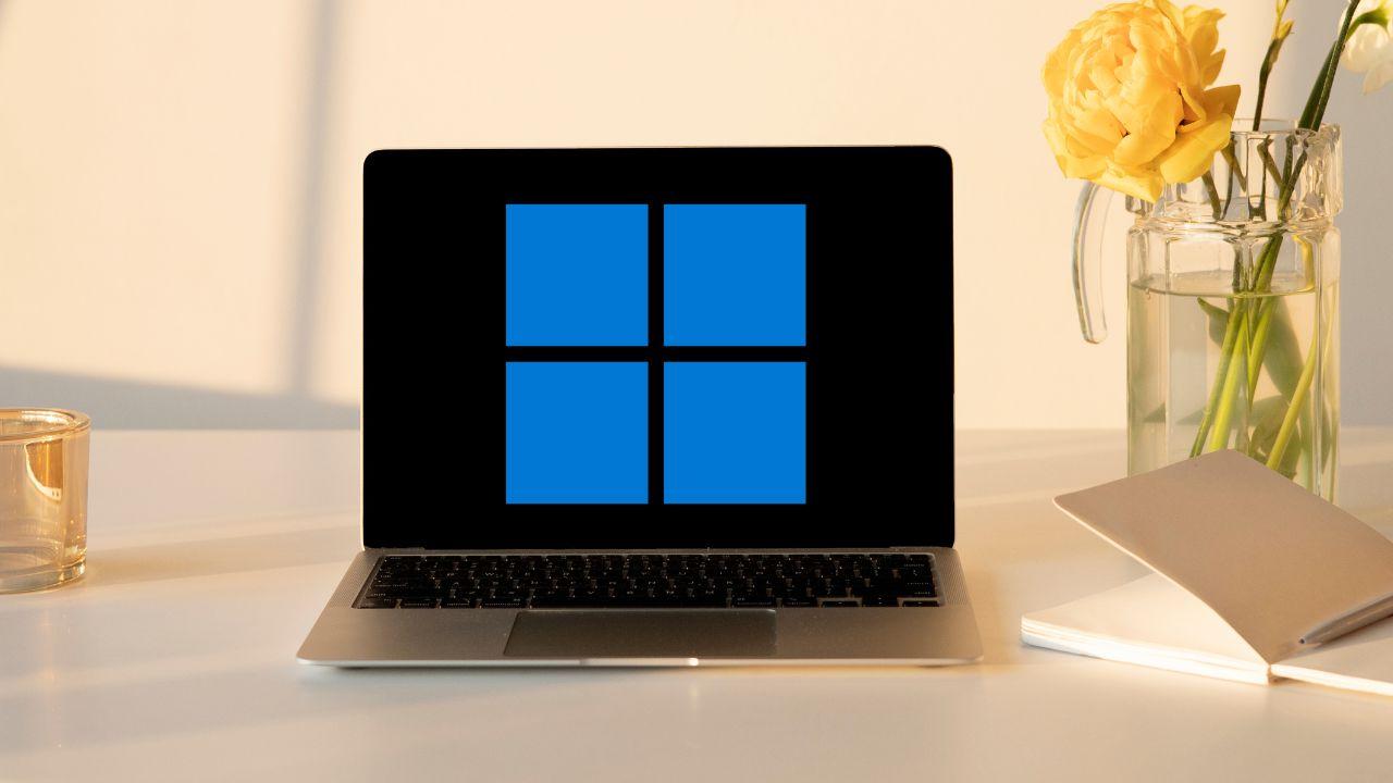 Un ordenador portátil con el logo de Windows 11 en la pantalla