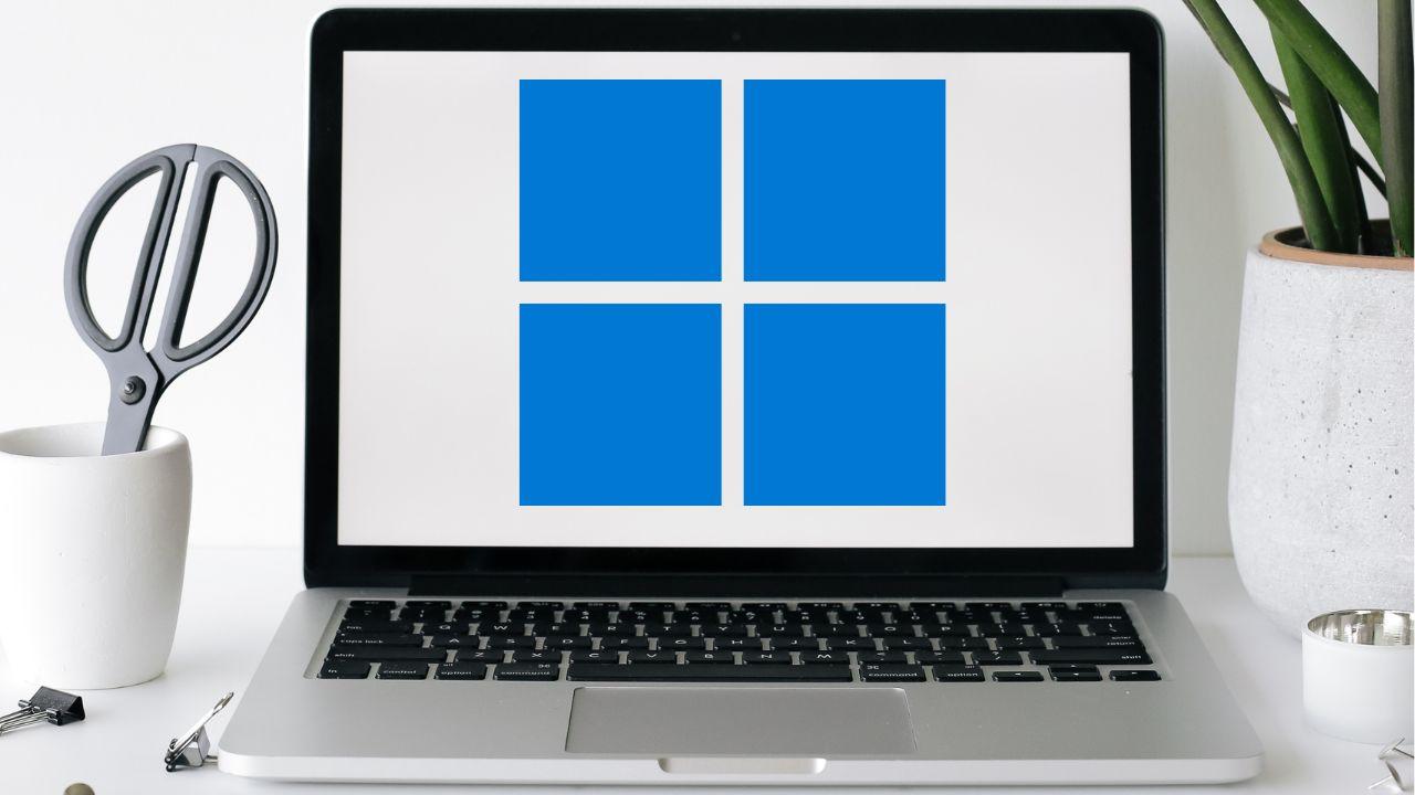 Un portátil con el logo de Windows 11 en la pantalla