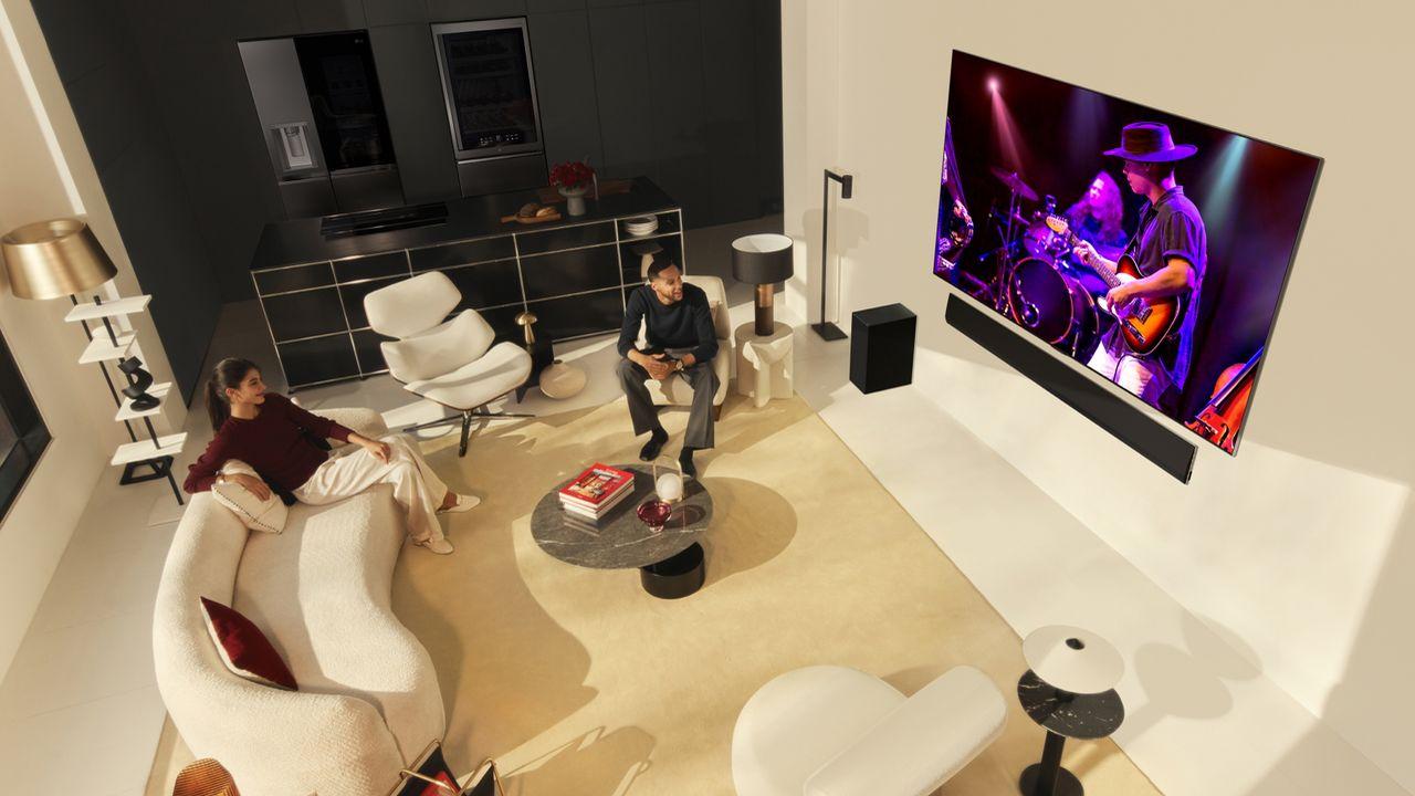 Una pareja disfruta de una Smart TV de LG de 2024