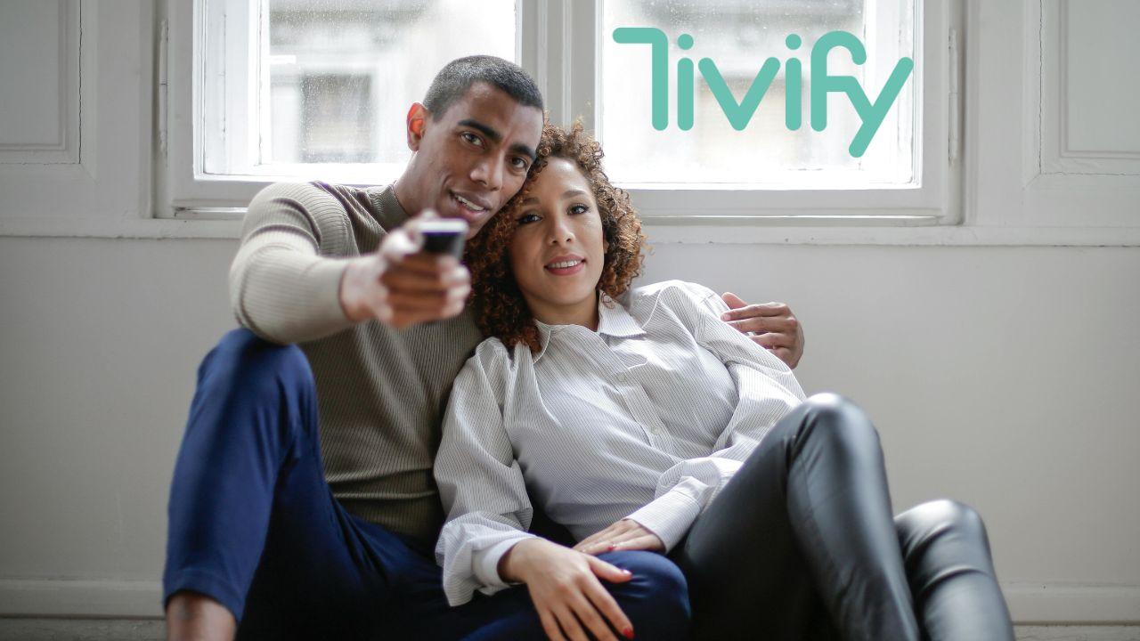 Una pareja viendo los canales de TV de Tivify