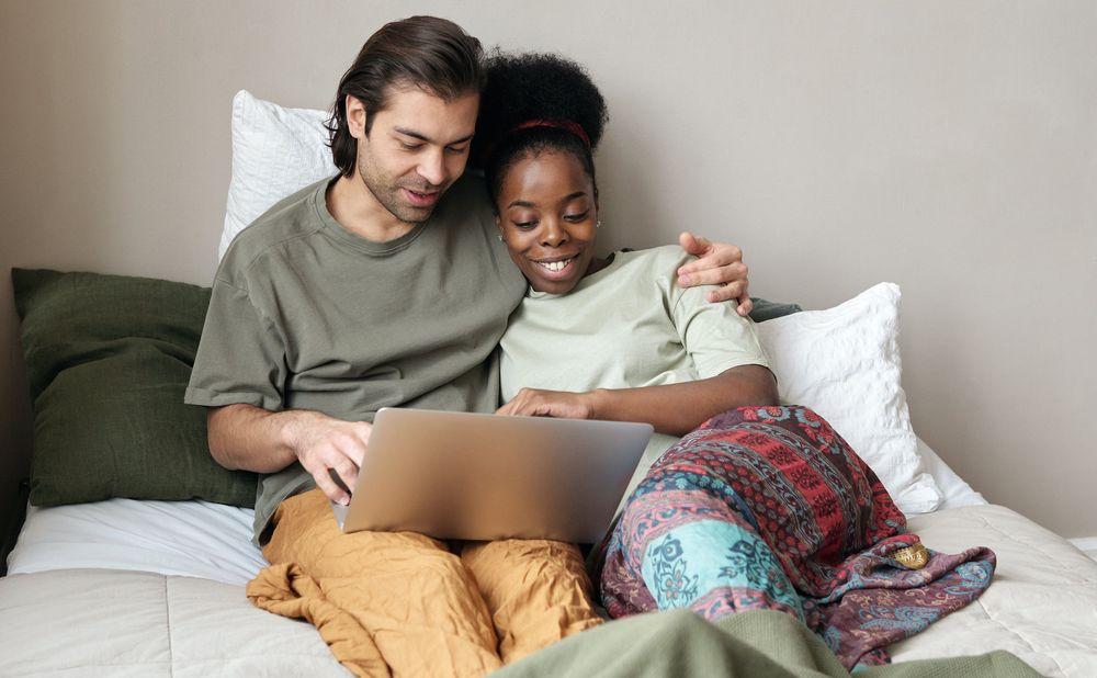 Una pareja ve un servicio de streaming en el portátil