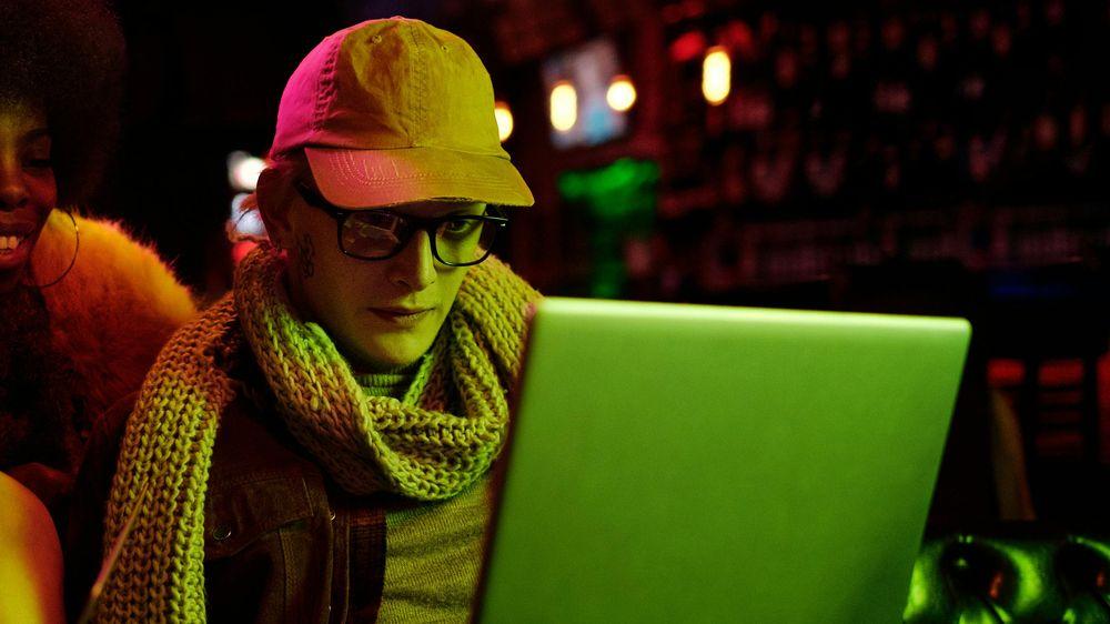 Un pirata utilizando su ordenador portátil creando una web