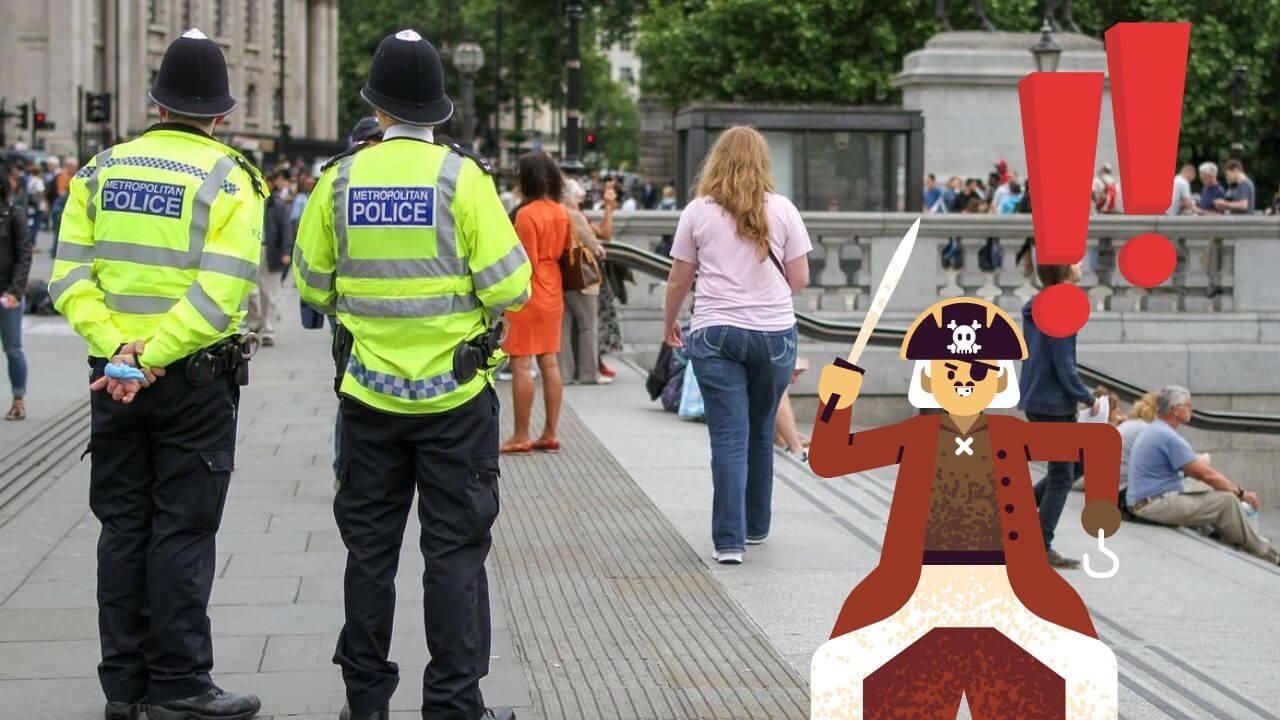 Policía británica patrullando por la calle y un pirata en la imagen