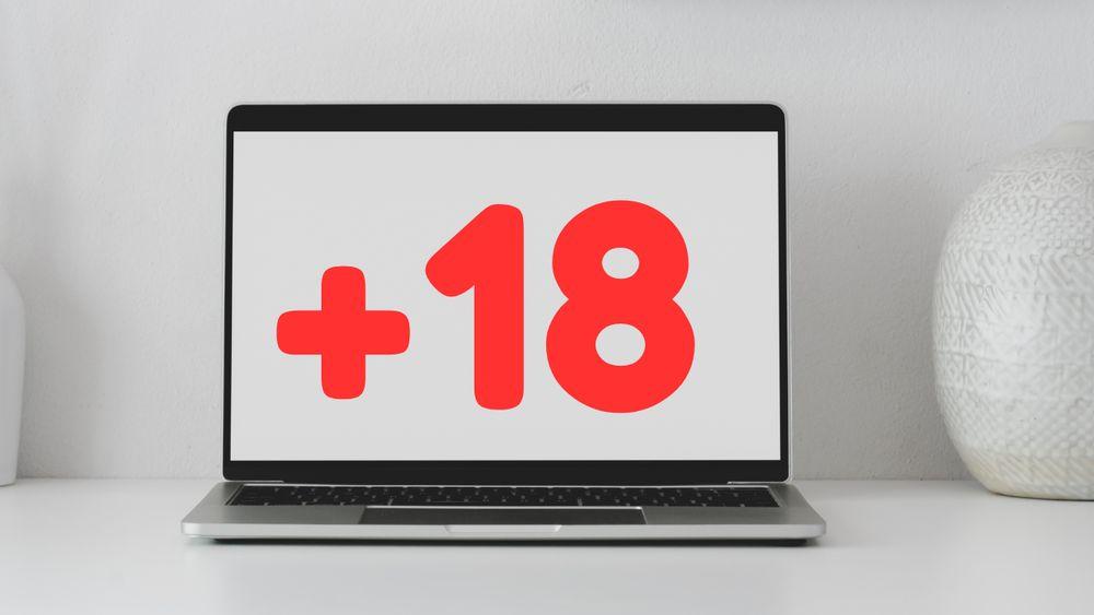 Un ordenador portátil con el número +18