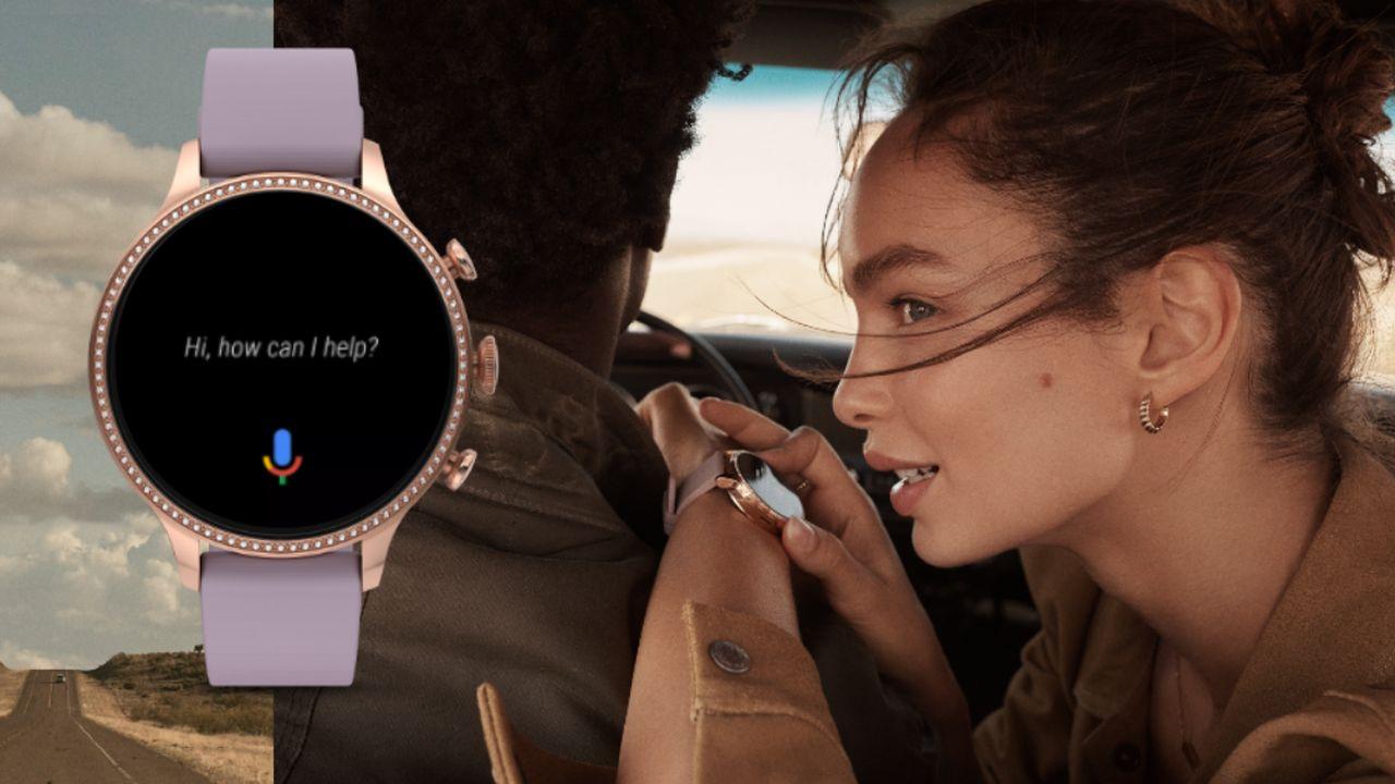 Una chica utilizando su smartwatch marca Fossil