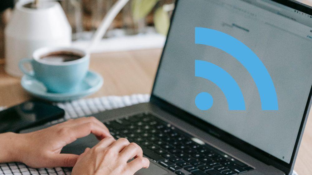 Niebieska ikona połączenia Wi-Fi na ekranie laptopa