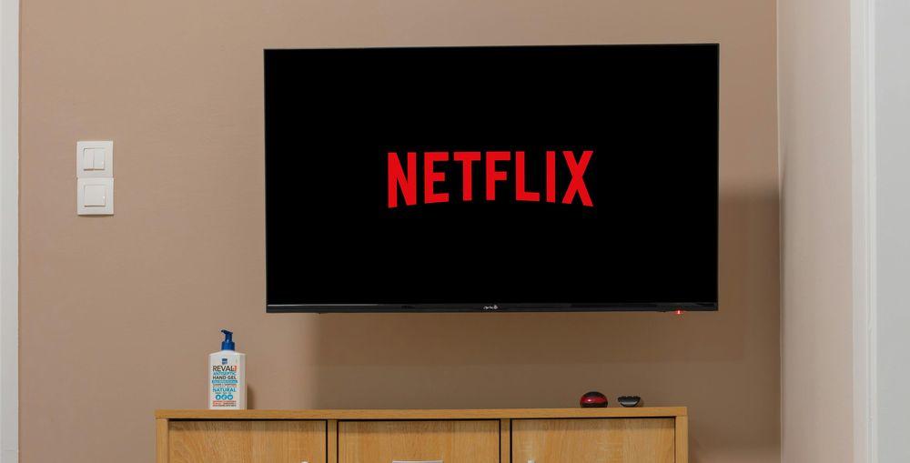 Una TV con Netflix en pantalla colgada en la pared