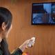 Chica utiliza un mando a distancia de Chromecast con Google TV