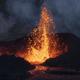 Una impactante imagen de un volcán entrando en erupción