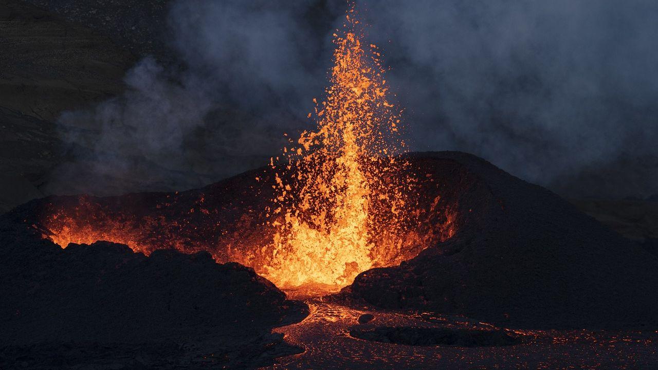 Una impactante imagen de un volcán entrando en erupción