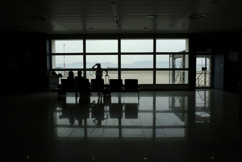 imagen del interior de un aeropuerto