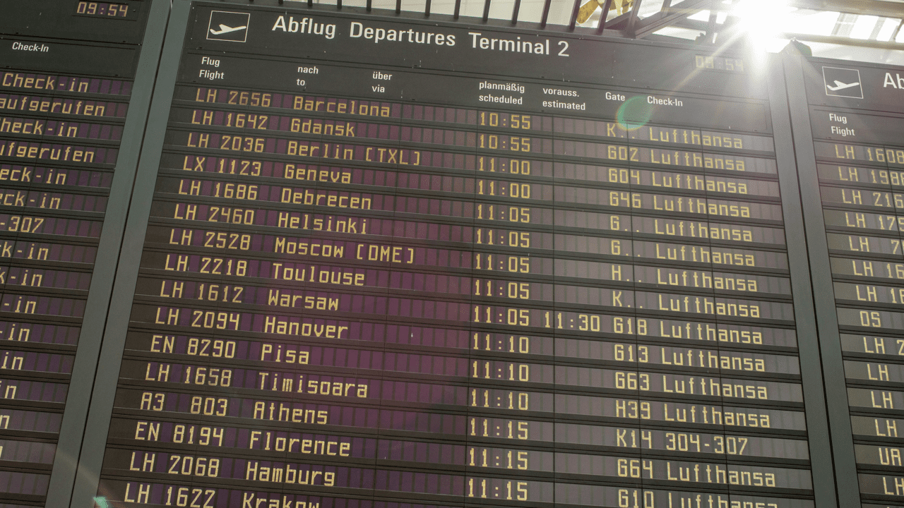 panel de información del aeropuerto