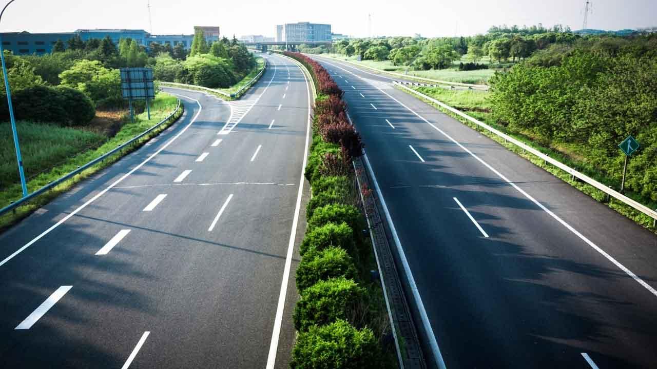 Imagen de una autopista vacía sin vehículos
