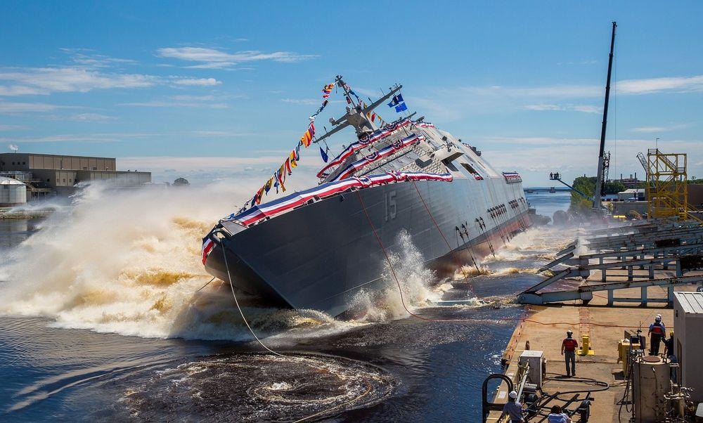 Barco de la Marina de Estados Unidos sufriendo un impacto