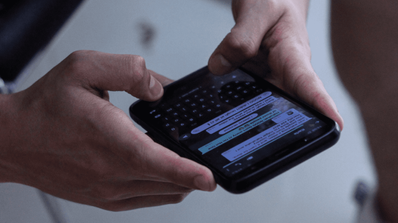 persona usando whatsapp en el movil