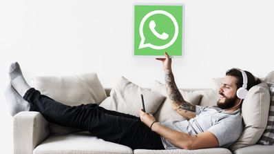 hombre sujetando cartel de whatsapp