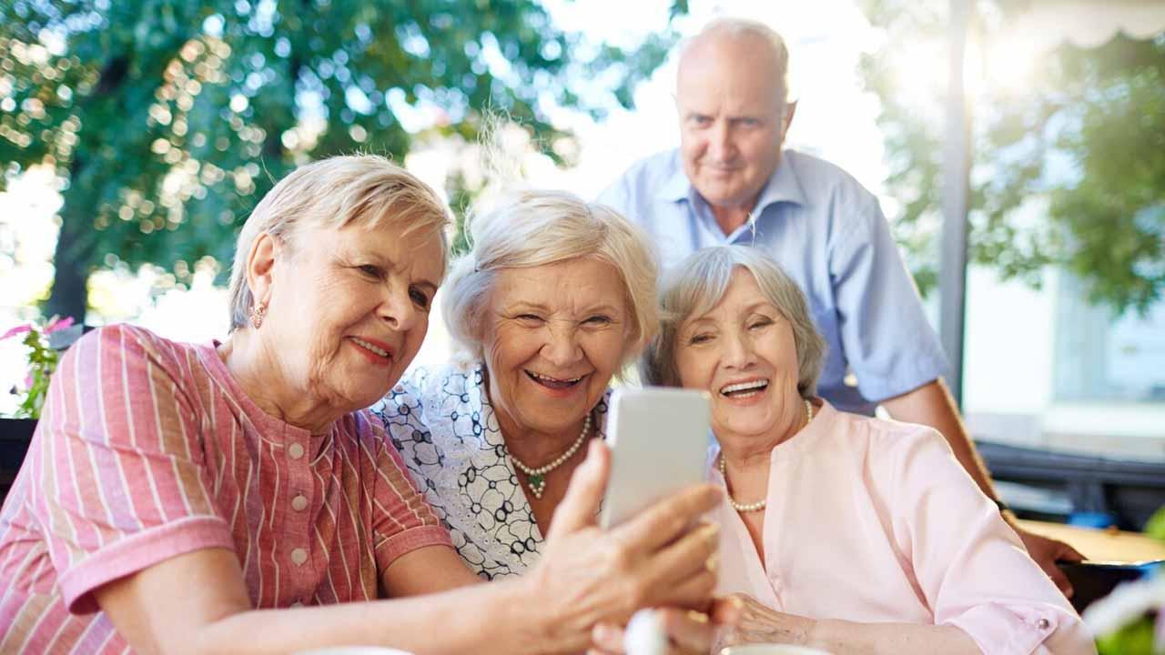 Personas mayores usando un smartphone