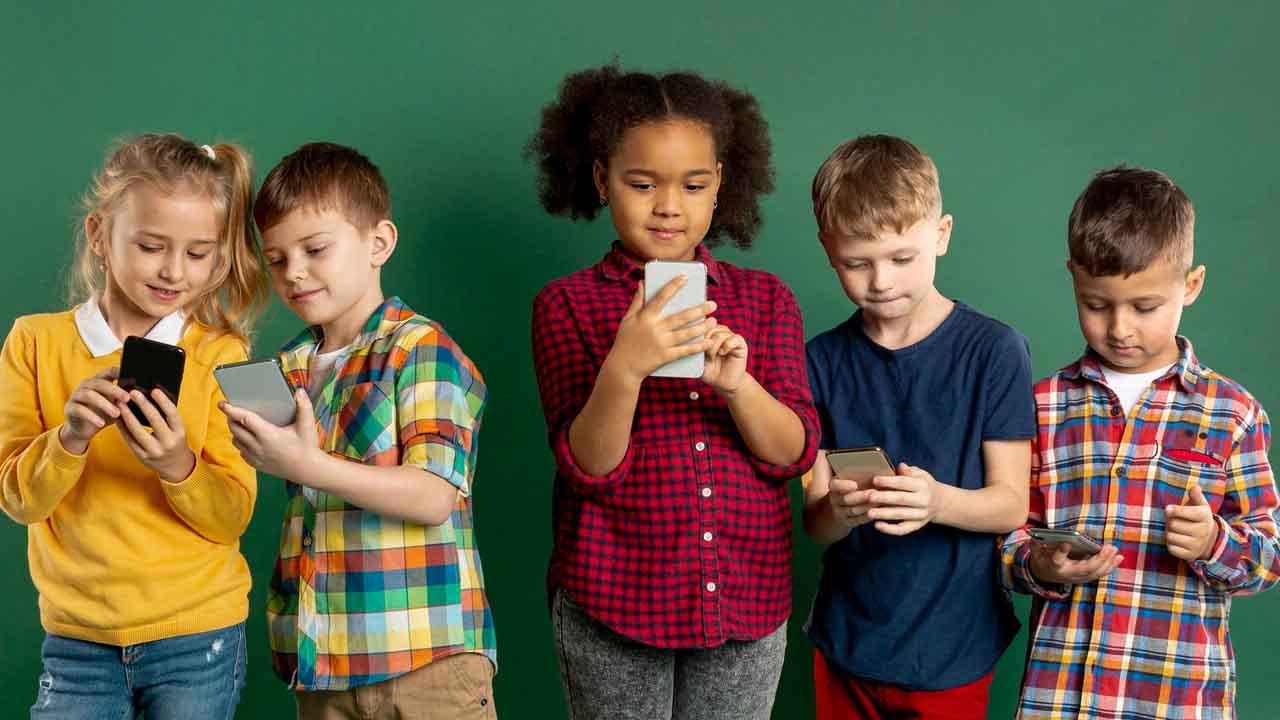 Niños utilizando un teléfono móvil