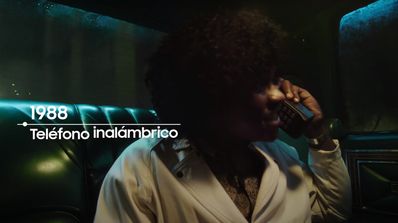 persona afroamericana hablando por un teléfono de los 80