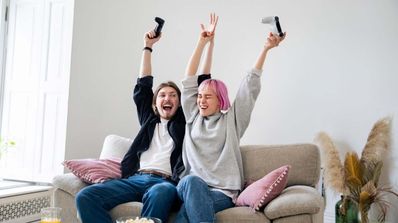 Personas disfrutando jugando a videojuegos