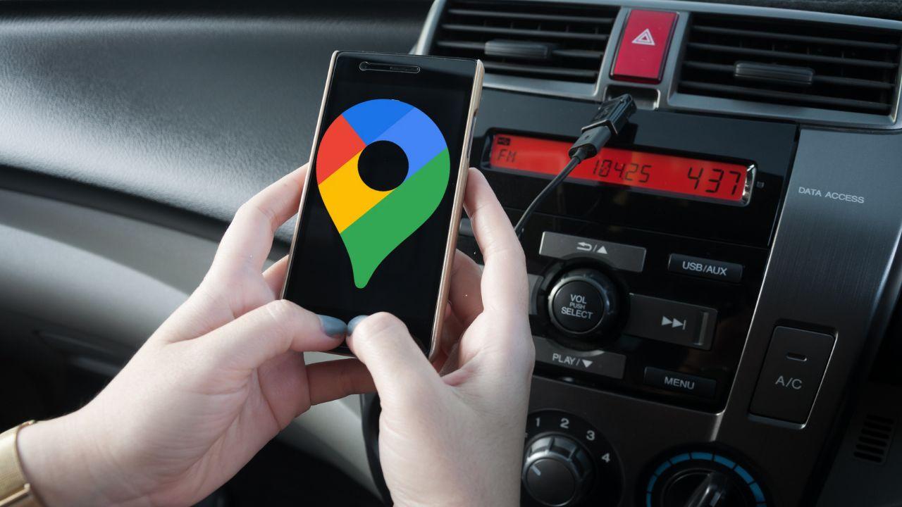 Consultando la app de Google Maps dentro del coche