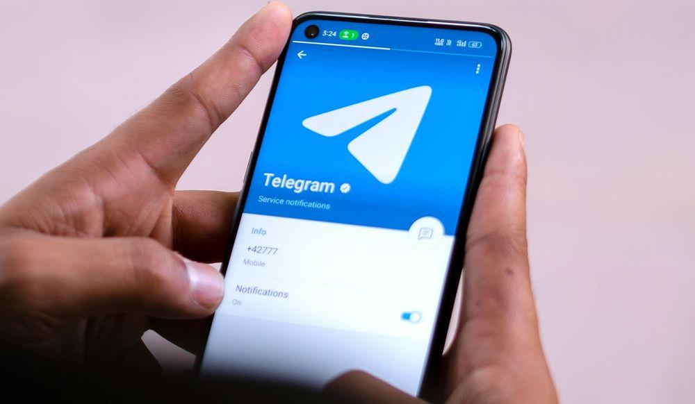 Un usuario accede a Telegram usando el móvil