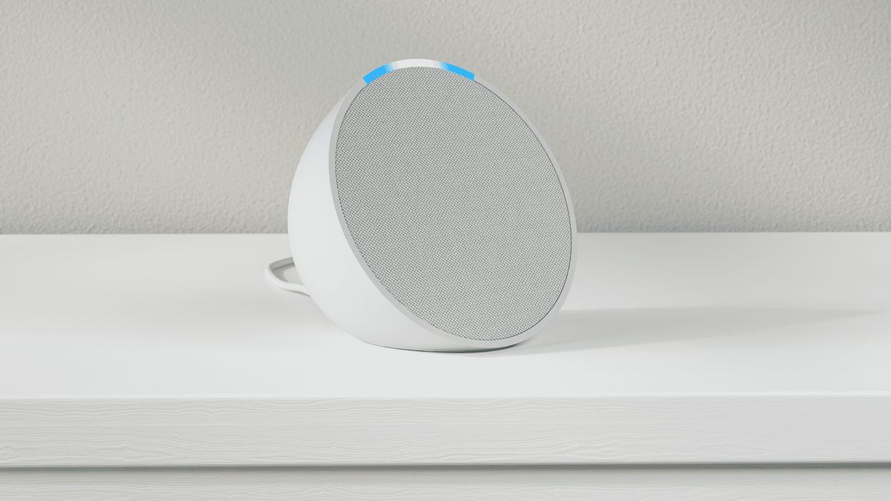 Un altavoz inteligente modelo Amazon Echo Pop encendido