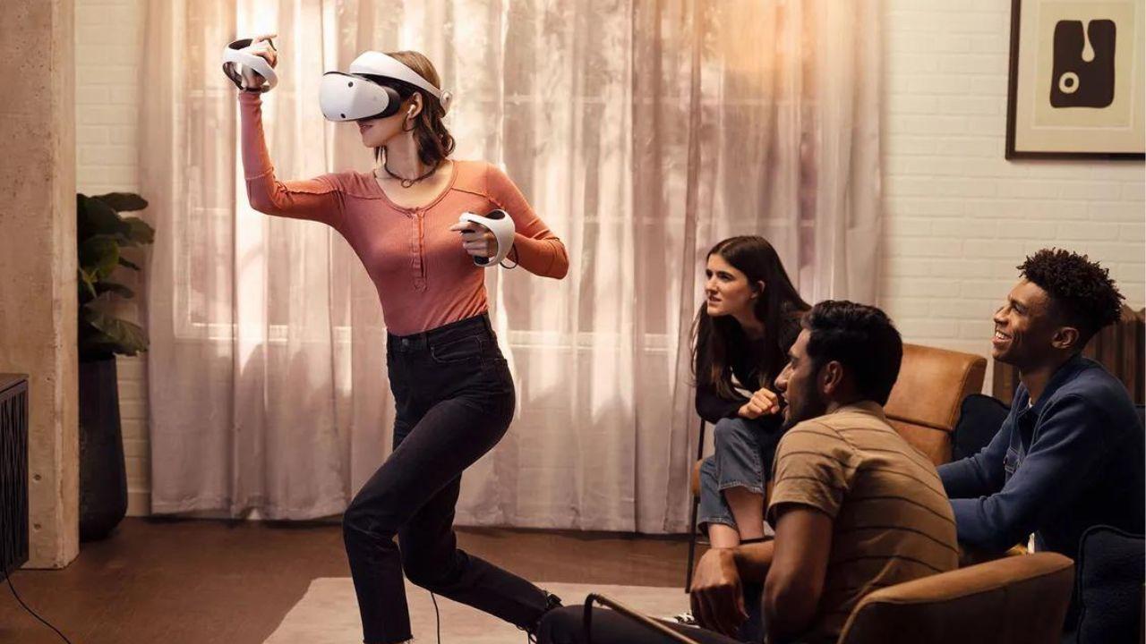 Grupo de amigos jugando con el headset PlayStation VR2